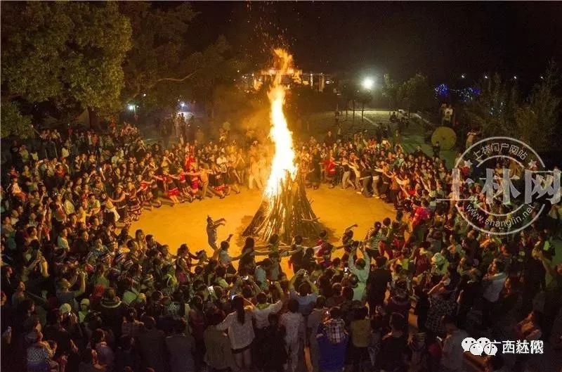 镇圩瑶族的"达努节",载歌载舞,在燃起的篝火中,是一个民族最久远的