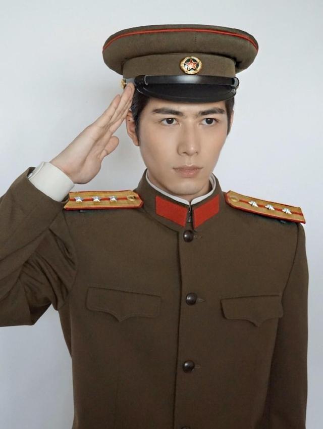大明星敬军礼谁最标准?没想到竟是王宝强老师,与军队渊源颇深