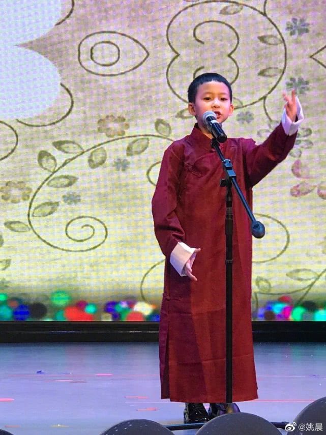 甜馨幼儿园毕业典礼，李小璐独自现身，贾乃亮与美女逛游乐园
