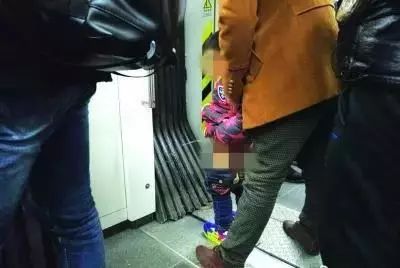 列车行至王家墩东站附近时,同车厢一名约三四岁的小男孩突然尿急