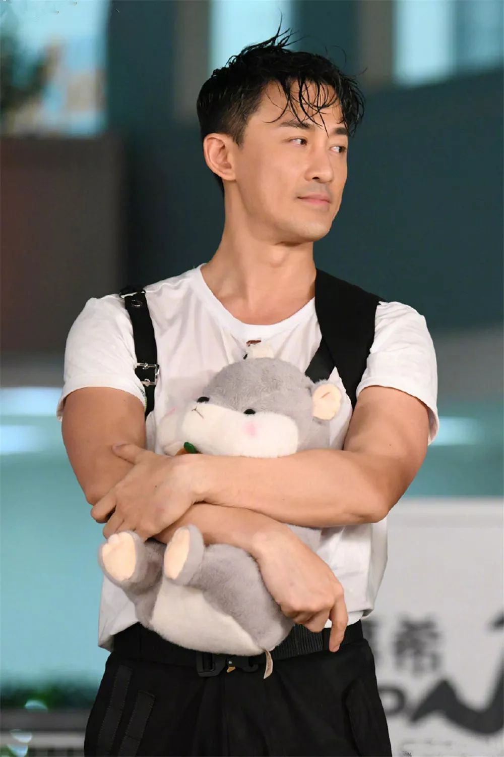 林峰还是那么帅白t黑裤展型男魅力40岁大叔风采不输小鲜肉