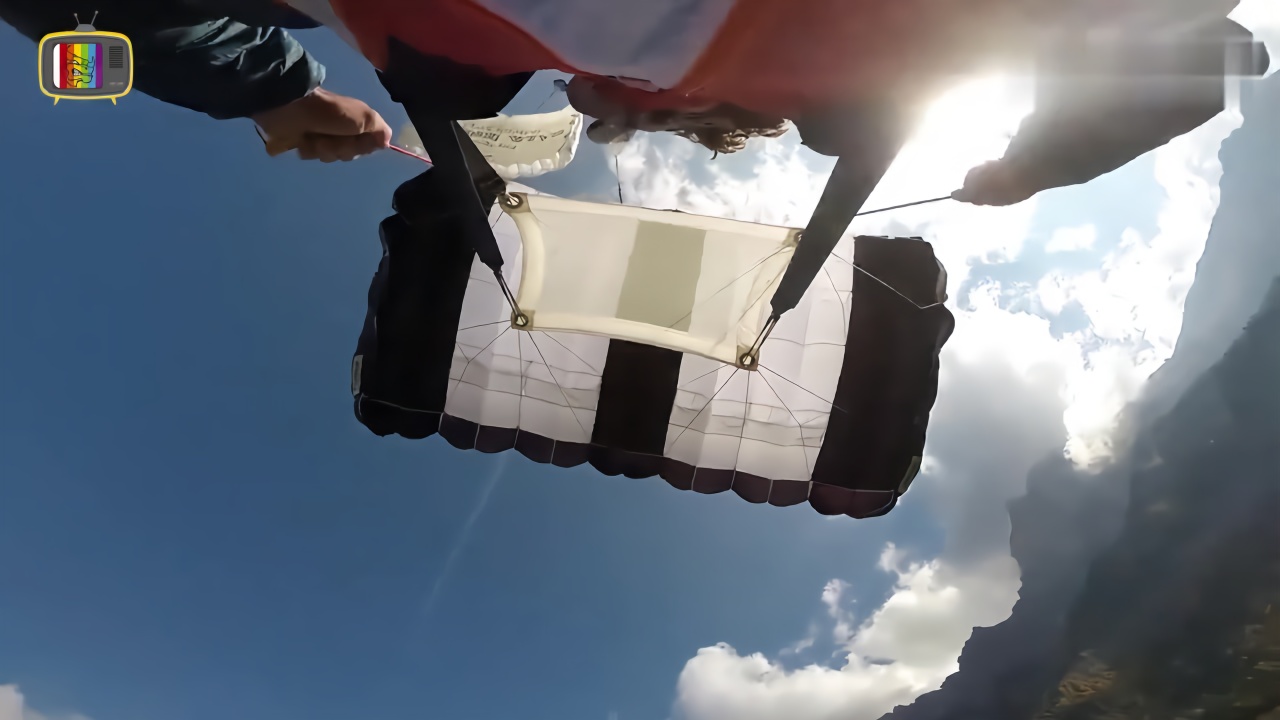 死亡率高达30%的翼装飞行平时居然是这样训练的？不能笑！