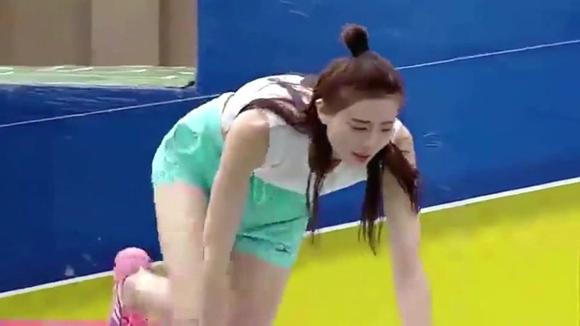 勇者大冲关:美女来闯关穿宽松泳衣,弯腰蹲下闯关一览无余,我看了几十