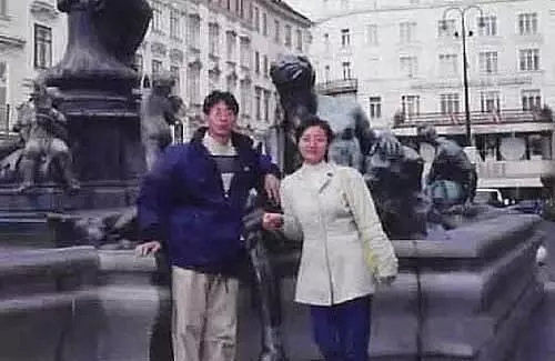 1998年10月26日,许杏虎、朱颖夫妇在一起