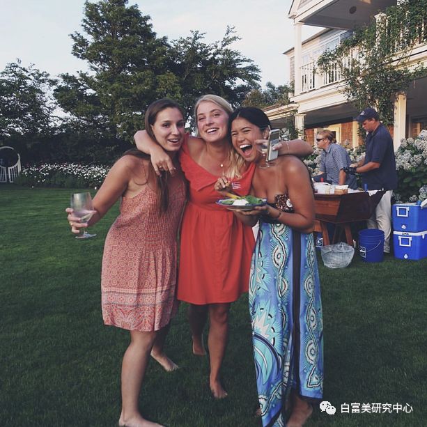 The only family that has been rich for more than 15 generations, at the age of 22, she lay down and crushed half of the celebrity circle.