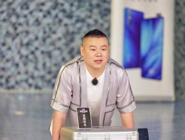 岳云鹏走路匆忙不忘对接机粉丝解释原因，却被吐槽太不文雅
