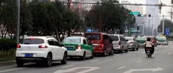 左转红灯可掉头，绿灯却不许调头？交警：你有所不知