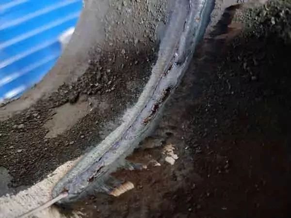 焊条与焊接方向的夹角在90度时,电弧集中,熔池温度高,夹角小,电弧