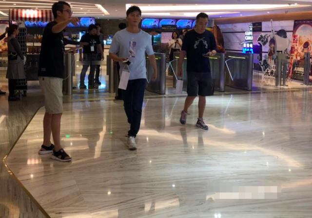 走出情伤？李晨分手后首次现身，剪新发型看电影大方分享观后感