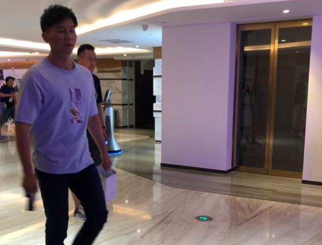 走出情伤？李晨分手后首次现身，剪新发型看电影大方分享观后感