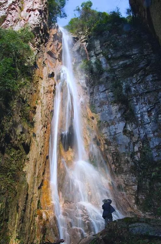 龙泉瀑布 高80米 比天子山的 鸳鸯瀑 索溪峪的 百瀑溪 张家界的 猴儿