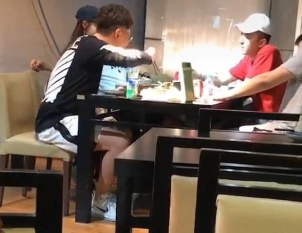 王思聪懒理被冻结270万股权，与人聚餐发福显幸福肥