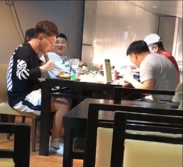 王思聪懒理被冻结270万股权，与人聚餐发福显幸福肥
