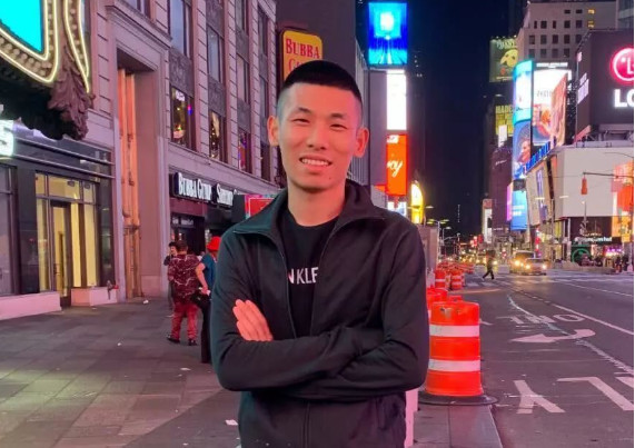 旭旭宝宝抵达纽约晒凌晨三点街景和自拍呆妹调侃旭你真帅