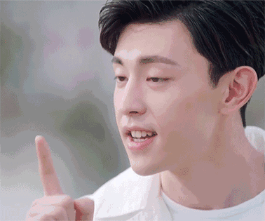 滚动新闻 正文 除了颜值羊再讲一个点,一个男演员成为【氛围帅哥】