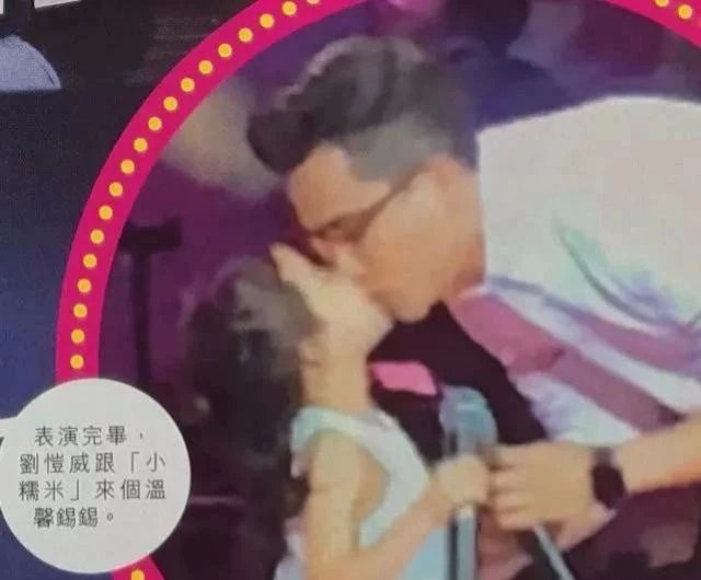 49岁李嘉欣与家人野餐，对嘴亲吻8岁独生子