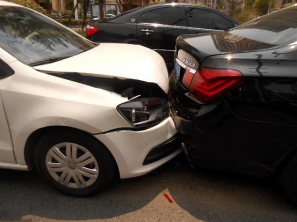 停车时忘记拉手刹，下车后被自己的车撞了，保险赔吗？
