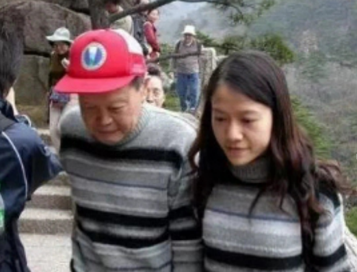 96岁杨振宁与小54岁妻子近照曝光，气色好状态佳显年轻