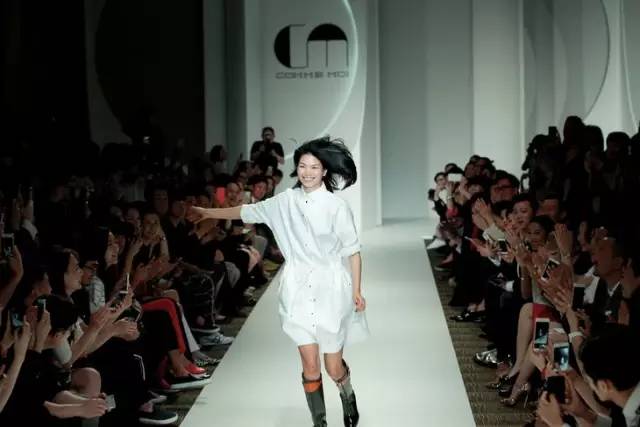 她是“第一丑模”，却成为中国首位国际超模