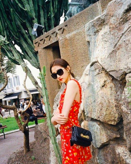 李现前女友钟楚曦撞衫关晓彤，网友：一个温婉甜美，一个复古性感
