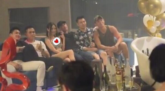 李云迪徒弟晒生日照，30岁李元玲身材火辣似网红