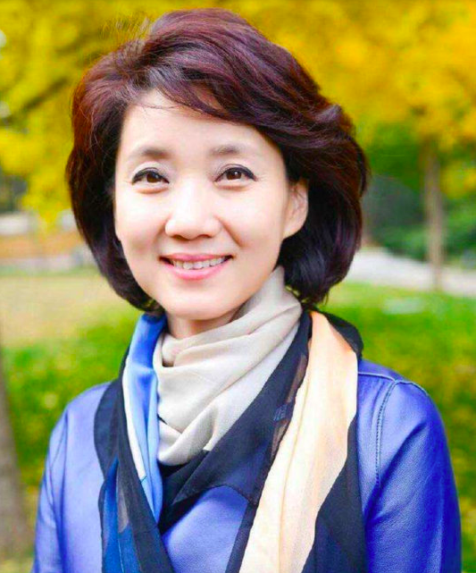 56岁央视女主播李修平，退休后更加优雅，一身红裙气色好