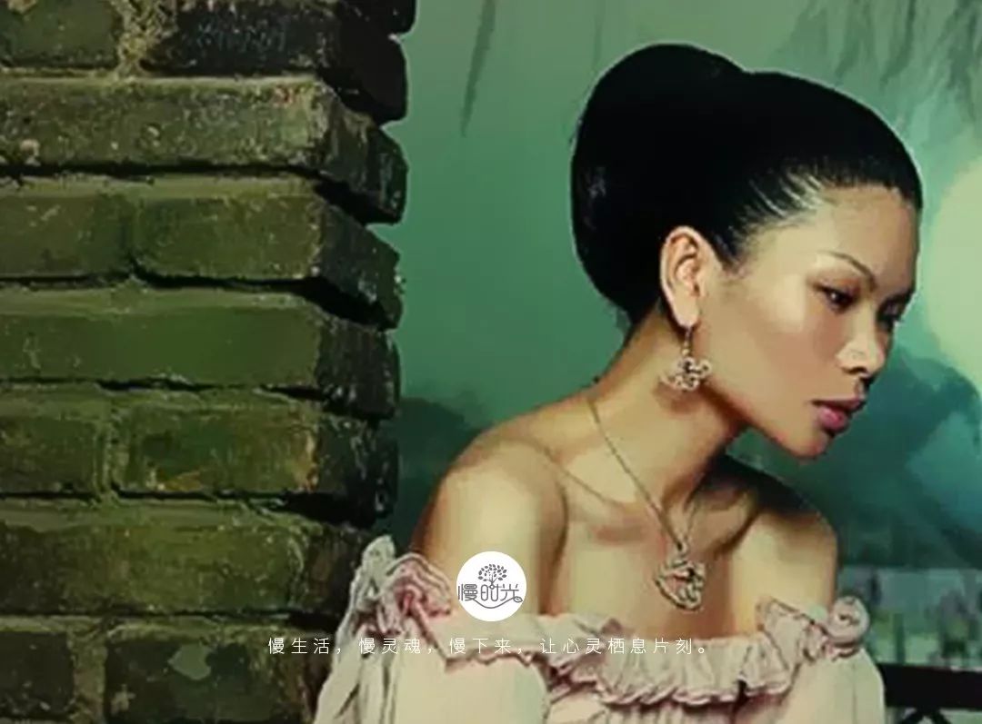 她是“第一丑模”，却成为中国首位国际超模