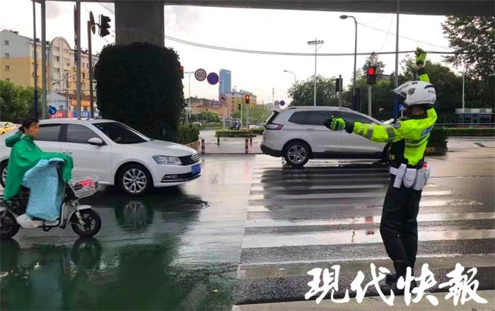 帅!常州骁龙铁骑狂风暴雨中托举线缆50分钟 赌博直营官方