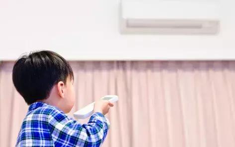 高温夏季来袭,宝宝除了长痱子以外,还要注意“淹脖子”问题