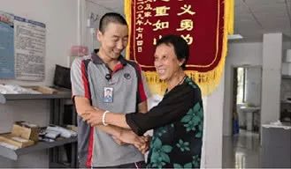 为他点赞!快递小哥不顾胳膊有伤跳水营救六旬老人 澳门网上赌博游戏