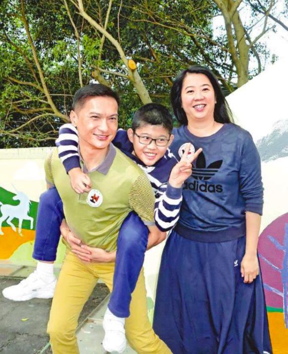 被称为香港无冕之王，当红时隐退，用3年时间教会儿子上厕所