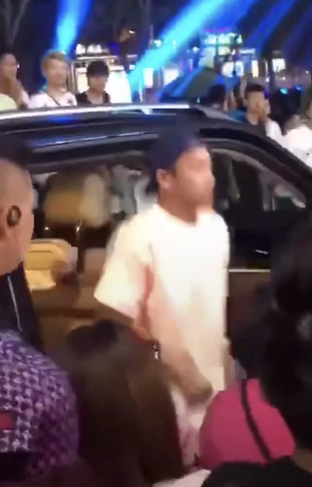 新恋情？郑恺被拍到深夜带高挑美女回住处