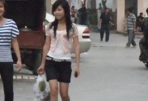 缅甸果敢老街美女:满大街的美女让你眼花缭乱