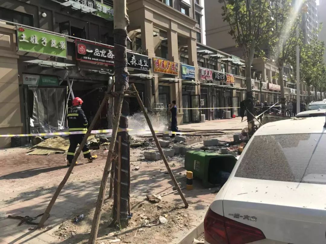 上午8点20分,海门路商铺发生爆燃 99真人网上赌场