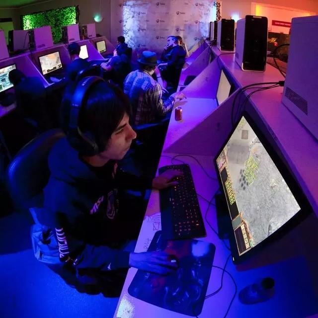 985高材生白天上课晚上直播，一天只睡3小时，一年花10万找陪玩