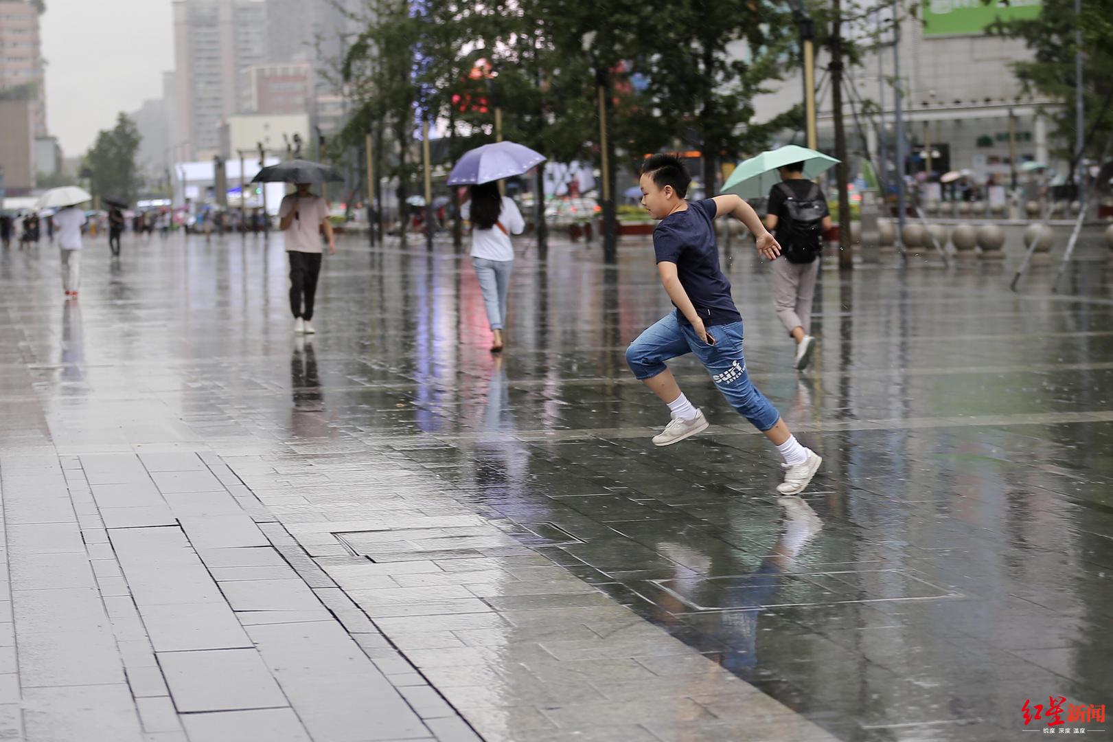 红星新闻记者行走在大街小巷,记录着雨中的一幕幕,也被温暖着,感动着