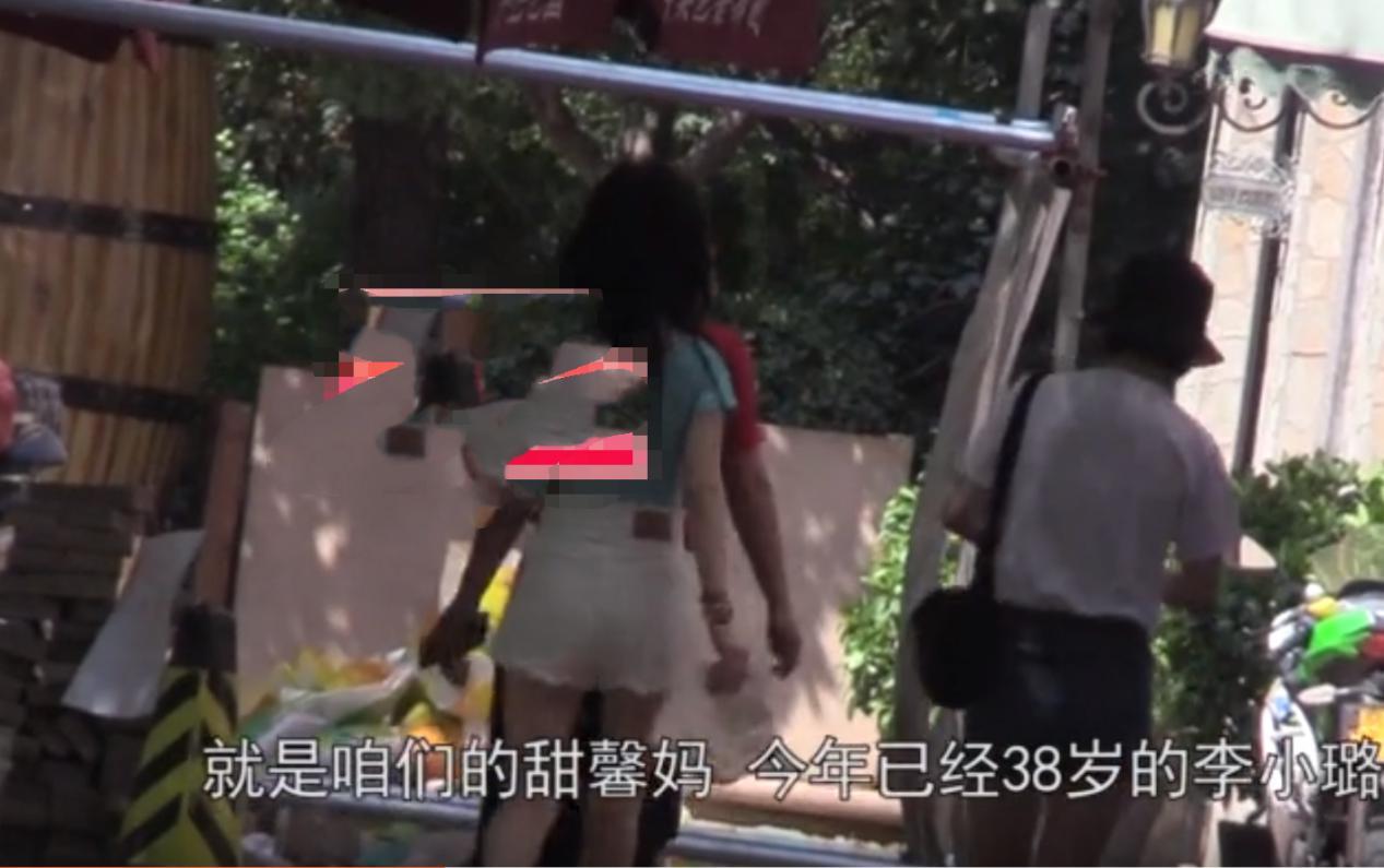 38岁李小璐现身大学校园，热裤纤腰不输女学生，却被指素颜差异大