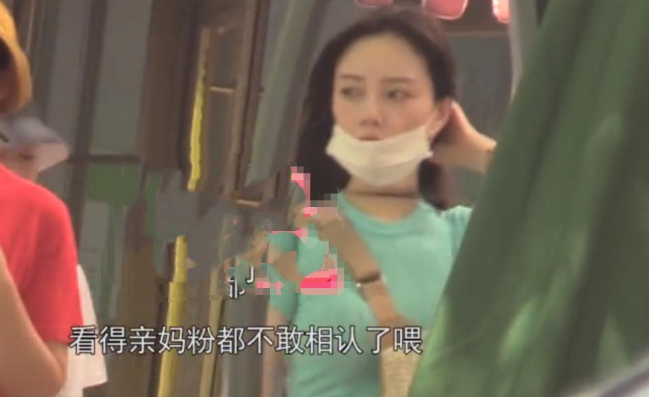 38岁李小璐现身大学校园，热裤纤腰不输女学生，却被指素颜差异大