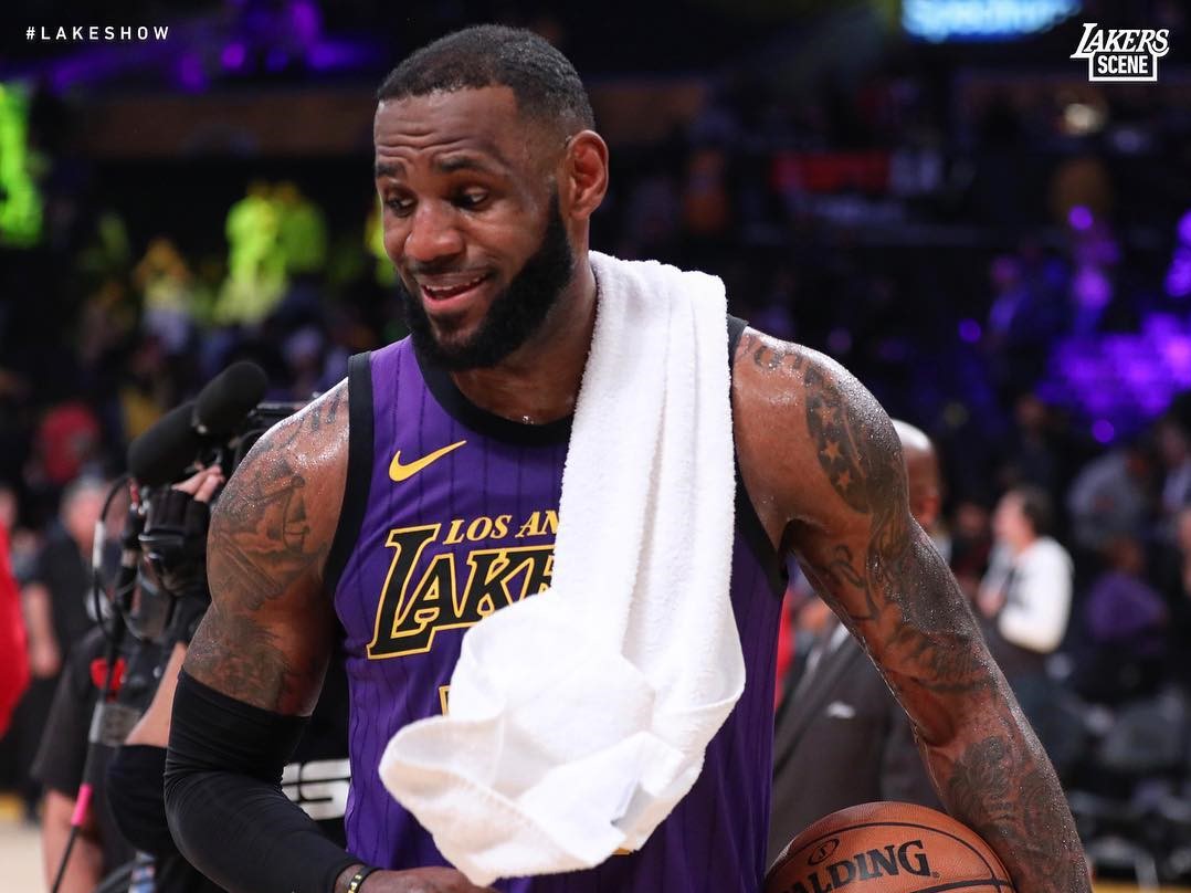 见证纪录！詹姆斯赛后带走比赛用球