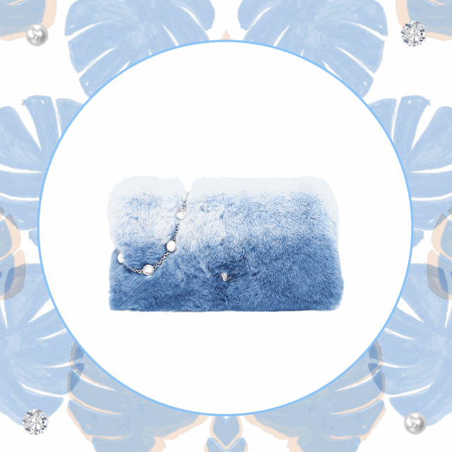 渐变色的兔毛链条包也十分诱人,远远看去很像冰雪的感觉,非常吸睛.