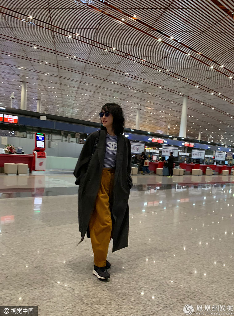 周迅清晨出发台北参加金马奖 新发型刘海遮眼个性不羁