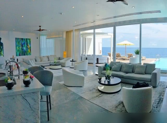 胡杏儿和儿子在海底别墅看鱼 老公发长文疑回花费传闻