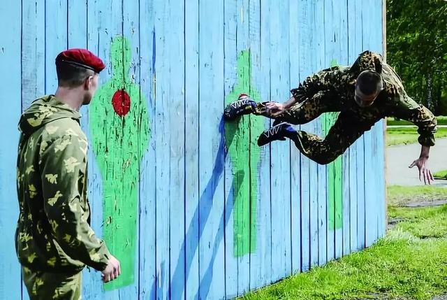 解放军为何要练400米障碍跑?这里面大有讲究