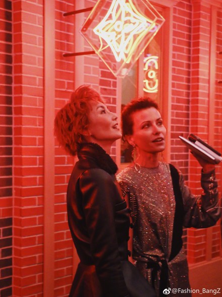 54岁张曼玉根本不服老，橘发红唇酷炫到爆