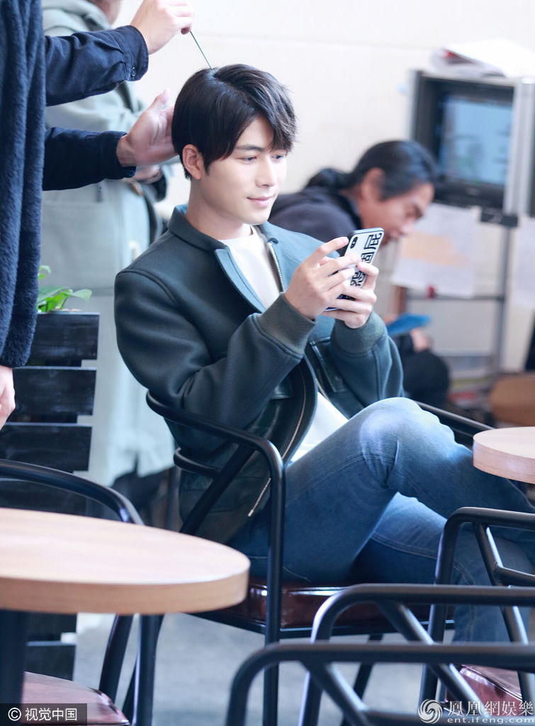 陈学冬片场休息盘腿发呆 化身安静的美少年