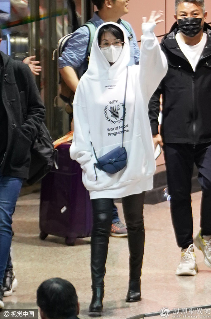 许晴深夜现身机场赴金马奖 卫衣搭长筒靴超有范