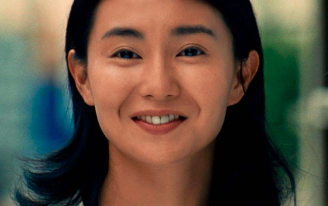 54岁张曼玉近照造型很摇滚，网友：以为是蔡明