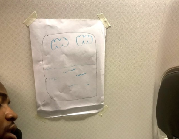乘客飞机上要换靠窗座 空乘用纸画了个“窗户”