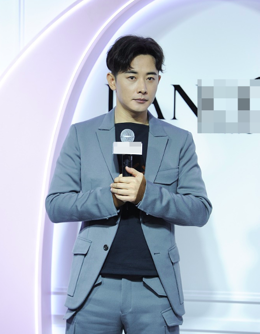 罗晋婚后亮相满脸幸福甜蜜，笑得鱼尾纹都出来了