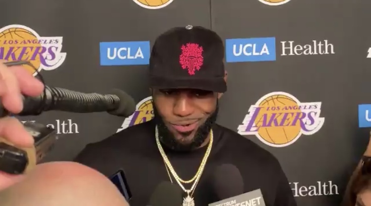 詹姆斯:此前一直在东部生活,需要点时间适应西部